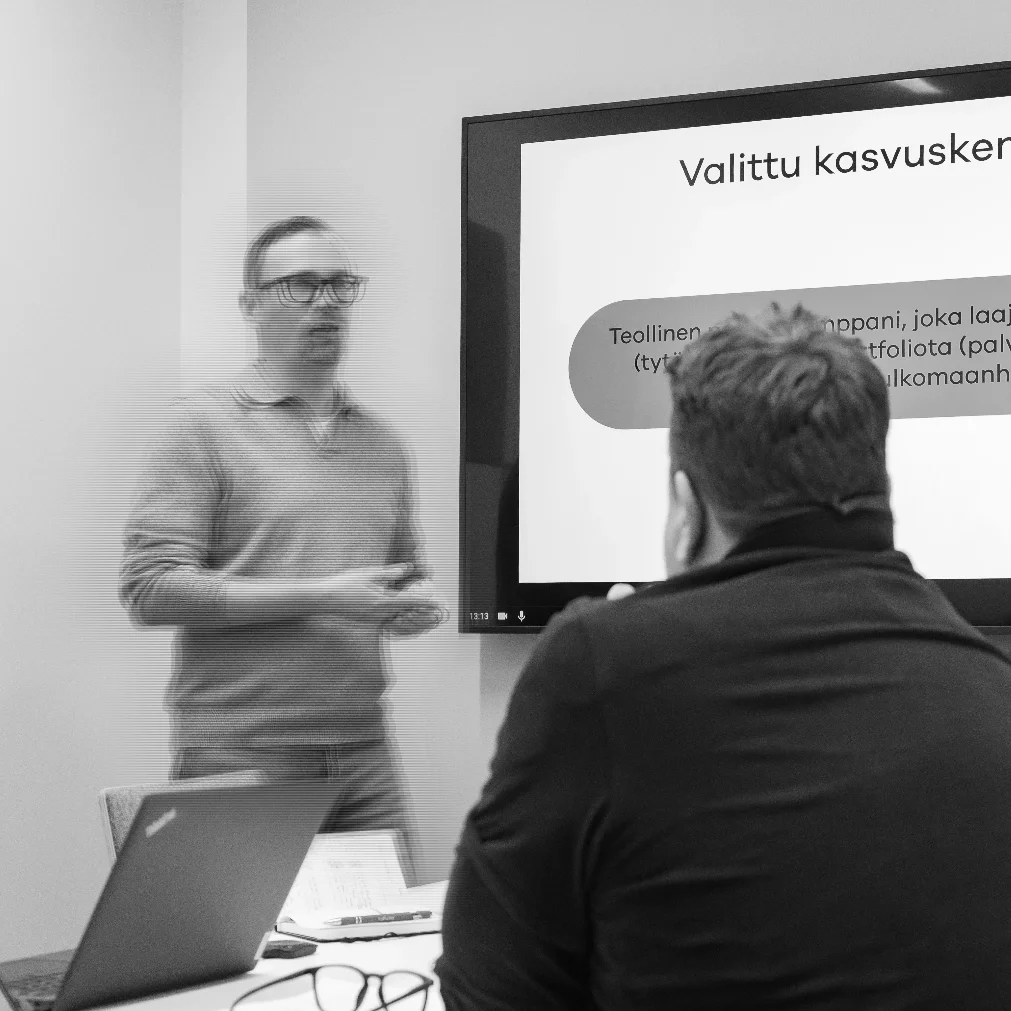 Timo juttelee palaverissa asiakkaan kanssa.
