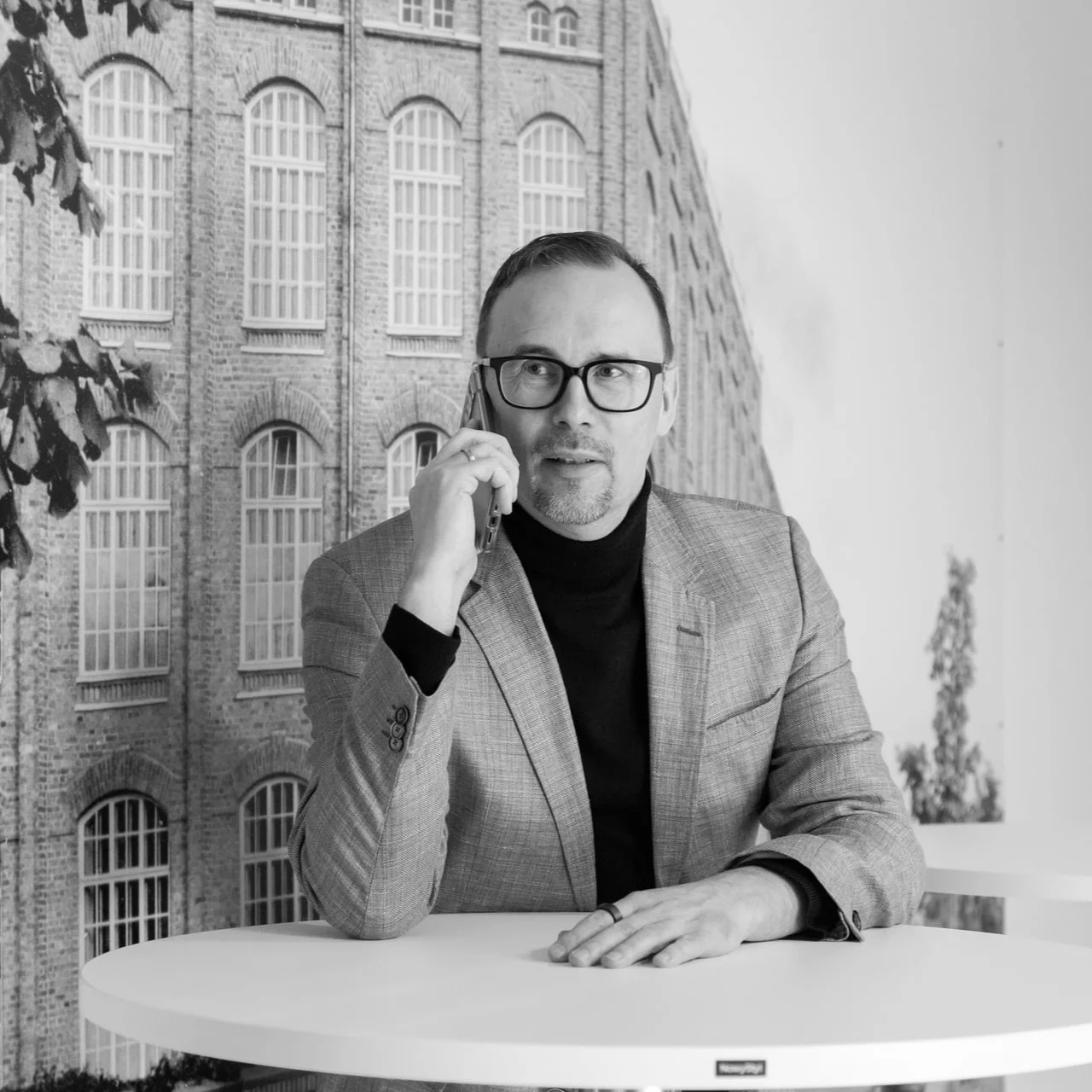 Timo puhuu puhelimessa.